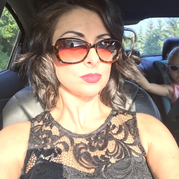 Meet your Posher, Liz - Picture 3 of 8